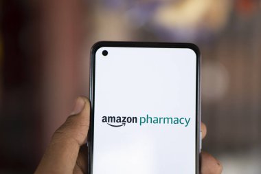 Dhaka, Bangladeş - 25 Sep 2024: Amazon Eczane logosu akıllı telefonda sergileniyor.