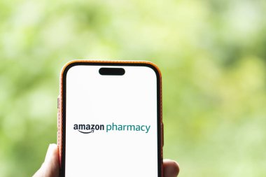Dhaka, Bangladeş - 25 Sep 2024: Amazon Eczane logosu akıllı telefonda sergileniyor.
