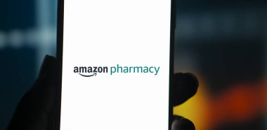 Dhaka, Bangladeş - 25 Sep 2024: Amazon Eczane logosu akıllı telefonda sergileniyor.