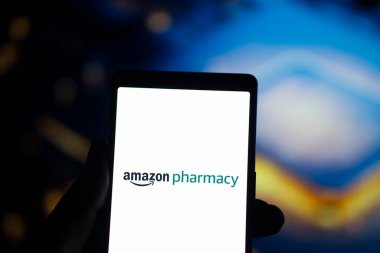 Dhaka, Bangladeş - 25 Sep 2024: Amazon Eczane logosu akıllı telefonda sergileniyor.