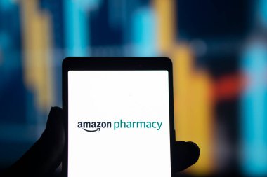 Dhaka, Bangladeş - 25 Sep 2024: Amazon Eczane logosu akıllı telefonda sergileniyor.