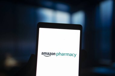 Dhaka, Bangladeş - 25 Sep 2024: Amazon Eczane logosu akıllı telefonda sergileniyor.