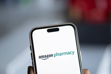 Dhaka, Bangladeş - 25 Sep 2024: Amazon Eczane logosu akıllı telefonda sergileniyor.