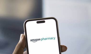 Dhaka, Bangladeş - 25 Sep 2024: Amazon Eczane logosu akıllı telefonda sergileniyor.