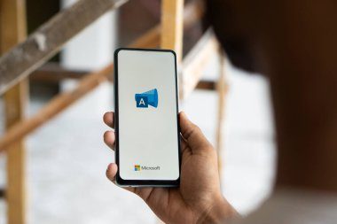 Dhaka, Bangladeş - 26 Eylül 2024: Microsoft reklam logosu akıllı telefonda gösteriliyor.