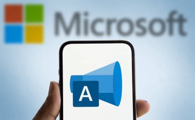 Dhaka, Bangladeş - 26 Eylül 2024: Microsoft reklam logosu akıllı telefonda gösteriliyor.