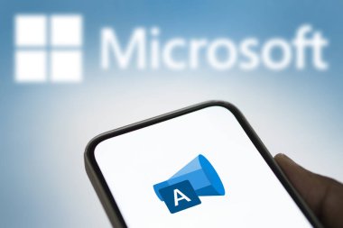 Dhaka, Bangladeş - 26 Eylül 2024: Microsoft reklam logosu akıllı telefonda gösteriliyor.