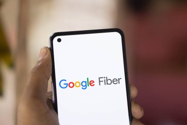 Dhaka, Bangladeş - 28 Sep 2024: Google Fiber logosu akıllı telefonda gösteriliyor.