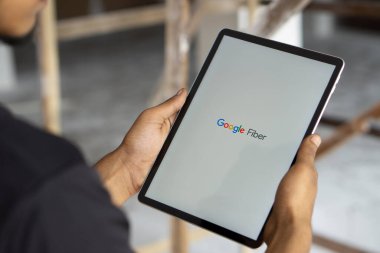 Dhaka, Bangladeş - 28 Sep 2024: Google Fiber logosu iPad 'de gösteriliyor.