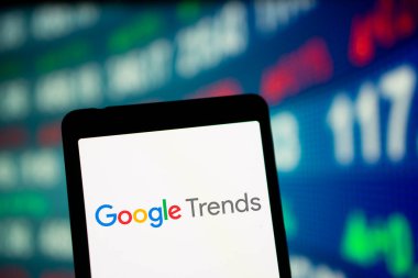 Dhaka, Bangladeş - 28 Sep 2024: Google Trends logosu akıllı telefonda gösteriliyor.