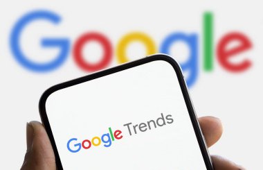Dhaka, Bangladeş - 28 Sep 2024: Google Trends logosu akıllı telefonda gösteriliyor.
