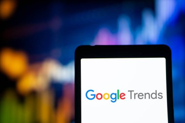 Dhaka, Bangladeş - 28 Sep 2024: Google Trends logosu akıllı telefonda gösteriliyor.