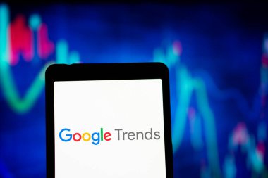 Dhaka, Bangladeş - 28 Sep 2024: Google Trends logosu akıllı telefonda gösteriliyor.