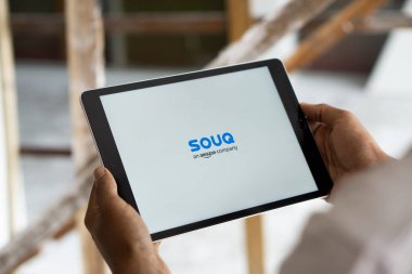 Dhaka, Bangladeş - 28 Sep 2024: Amazon SOUQ logosu iPad 'de gösteriliyor.