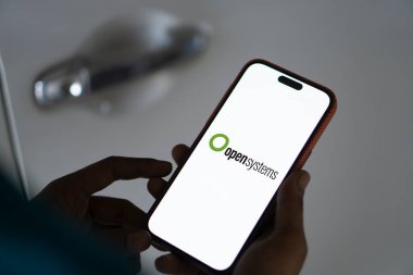 Dhaka, Bangladeş - 28 Sep 2024: Açık Sistemler logosu akıllı telefonda gösteriliyor.