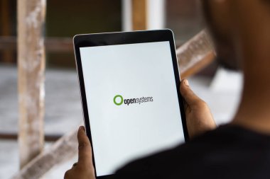 Dhaka, Bangladeş - 28 Sep 2024: OpenSystems logosu iPad 'de gösteriliyor.