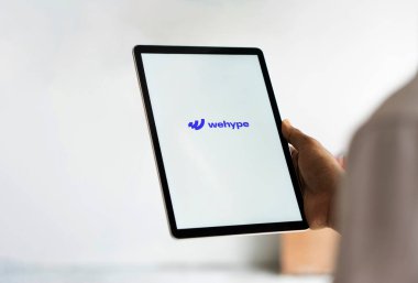 Dhaka, Bangladeş - 28 Sep 2024: Wehype logosu iPad 'de gösteriliyor.