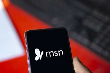 Dhaka, Bangladeş - 29 Sep 2024: msn logosu akıllı telefonda gösteriliyor.