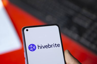 Dhaka, Bangladeş - 28 Sep 2024: Hivebrite logosu akıllı telefonda sergilenmektedir. Hivebrite bir topluluk yönetim platformudur..