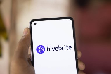 Dhaka, Bangladeş - 28 Sep 2024: Hivebrite logosu akıllı telefonda sergilenmektedir. Hivebrite bir topluluk yönetim platformudur..