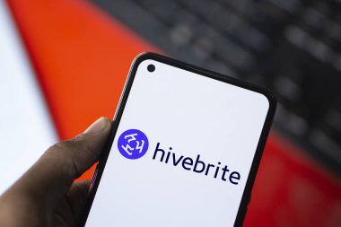 Dhaka, Bangladeş - 28 Sep 2024: Hivebrite logosu akıllı telefonda sergilenmektedir. Hivebrite bir topluluk yönetim platformudur..