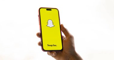 Dhaka, Bangladeş - 30 Sep 2024: Snapchat logosu akıllı telefonda gösteriliyor.
