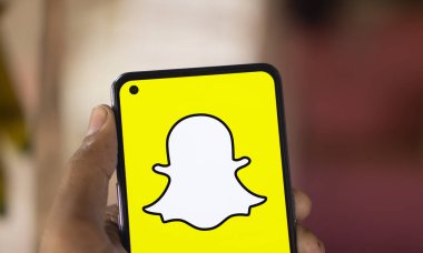 Dhaka, Bangladeş - 30 Sep 2024: Snapchat logosu akıllı telefonda gösteriliyor.