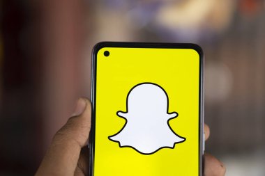 Dhaka, Bangladeş - 30 Sep 2024: Snapchat logosu akıllı telefonda gösteriliyor.