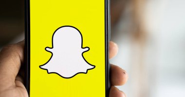 Dhaka, Bangladeş - 30 Sep 2024: Snapchat logosu akıllı telefonda gösteriliyor.