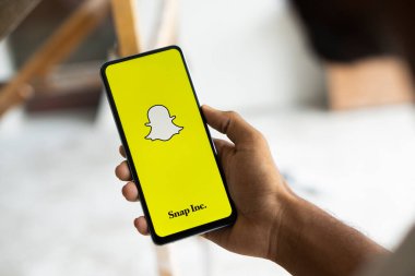 Dhaka, Bangladeş - 30 Sep 2024: Snapchat logosu akıllı telefonda gösteriliyor.