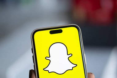 Dhaka, Bangladeş - 30 Sep 2024: Snapchat logosu akıllı telefonda gösteriliyor.