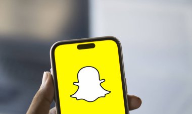 Dhaka, Bangladeş - 30 Sep 2024: Snapchat logosu akıllı telefonda gösteriliyor.