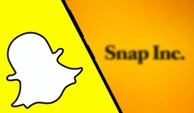 Dhaka, Bangladeş - 30 Sep 2024: Snapchat logosu akıllı telefonda gösteriliyor.