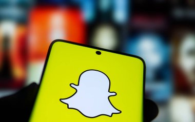 Dhaka, Bangladeş - 30 Sep 2024: Snapchat logosu akıllı telefonda gösteriliyor.