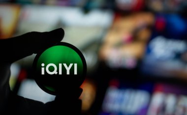 Dhaka, Bangladeş - 01 Ekim 2024: iQIYI logosu iPad 'de gösteriliyor.