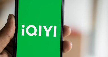 Dhaka, Bangladeş - 01 Ekim 2024: iQIYI logosu iPad 'de gösteriliyor.