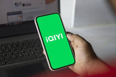 Dhaka, Bangladeş - 01 Ekim 2024: iQIYI logosu iPad 'de gösteriliyor.
