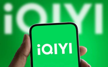 Dhaka, Bangladeş - 01 Ekim 2024: iQIYI logosu iPad 'de gösteriliyor.