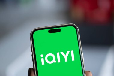 Dhaka, Bangladeş - 01 Ekim 2024: iQIYI logosu iPad 'de gösteriliyor.