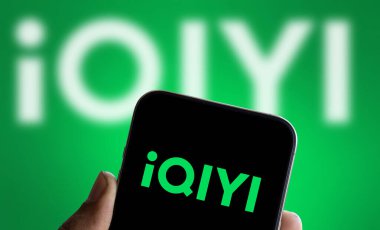Dhaka, Bangladeş - 01 Ekim 2024: iQIYI logosu iPad 'de gösteriliyor.