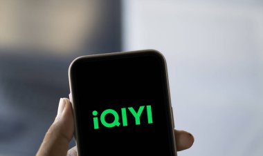 Dhaka, Bangladeş - 01 Ekim 2024: iQIYI logosu iPad 'de gösteriliyor.