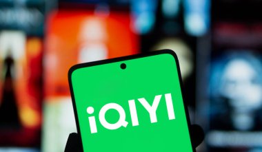 Dhaka, Bangladeş - 01 Ekim 2024: iQIYI logosu iPad 'de gösteriliyor.