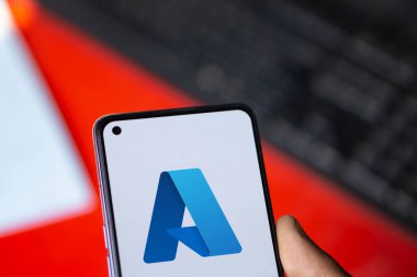 Dhaka, Bangladeş - 1 Ekim 2024: Microsoft Azure logosu akıllı telefonda gösteriliyor.