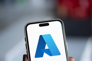 Dhaka, Bangladeş - 1 Ekim 2024: Microsoft Azure logosu akıllı telefonda gösteriliyor.