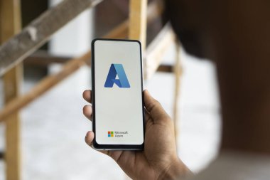 Dhaka, Bangladeş - 1 Ekim 2024: Microsoft Azure logosu akıllı telefonda gösteriliyor.