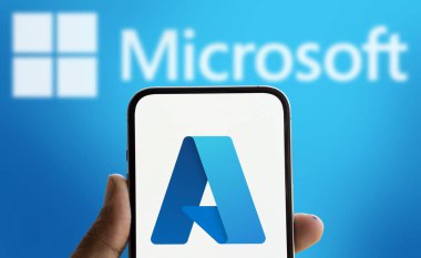Dhaka, Bangladeş - 1 Ekim 2024: Microsoft Azure logosu akıllı telefonda gösteriliyor.