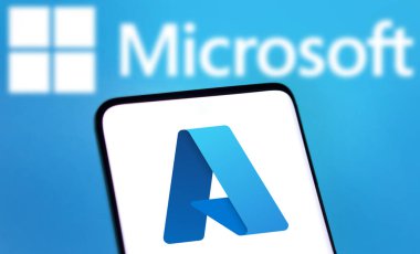 Dhaka, Bangladeş - 1 Ekim 2024: Microsoft Azure logosu akıllı telefonda gösteriliyor.