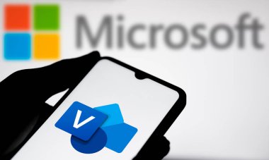Dhaka, Bangladeş - 01 Ekim 2024: Microsoft Visio logosu akıllı telefonda sergileniyor.