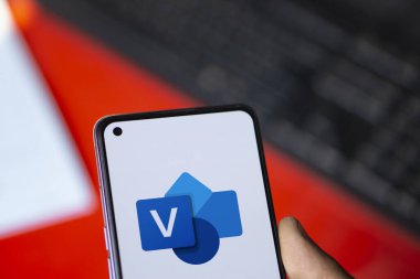 Dhaka, Bangladeş - 01 Ekim 2024: Microsoft Visio logosu akıllı telefonda sergileniyor.