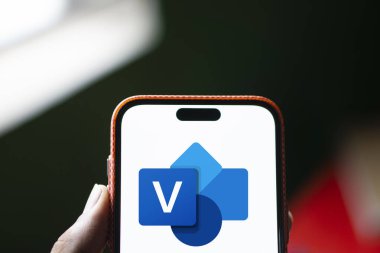 Dhaka, Bangladeş - 01 Ekim 2024: Microsoft Visio logosu akıllı telefonda sergileniyor.